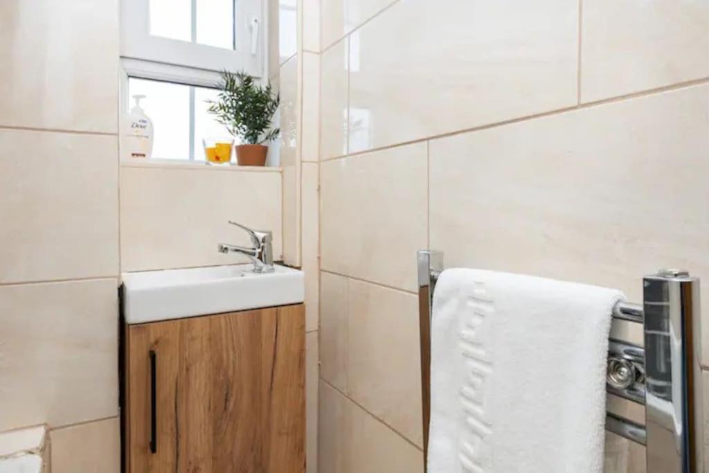 Tranquil 1Br In South Bank With Onsite Parking Apartman London Kültér fotó